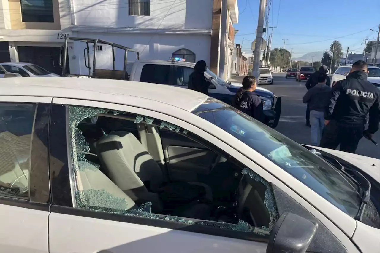 Adulto mayor sufre infarto y queda atrapado en su automóvil; Policía de Saltillo lo rescata