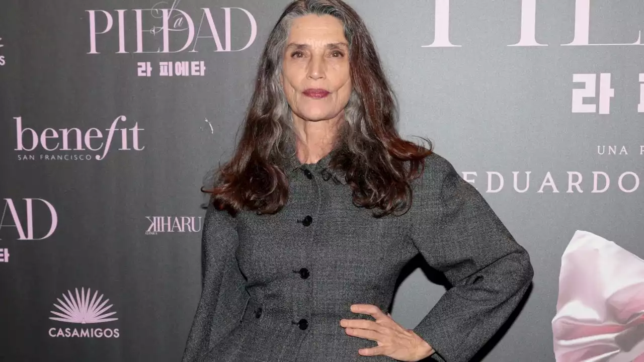 Ángela Molina, la definición de la elegancia con un conjunto muy ‘New Look’ de Dior en el estreno de ‘La Piedad’, la nueva película de Eduardo Casanova