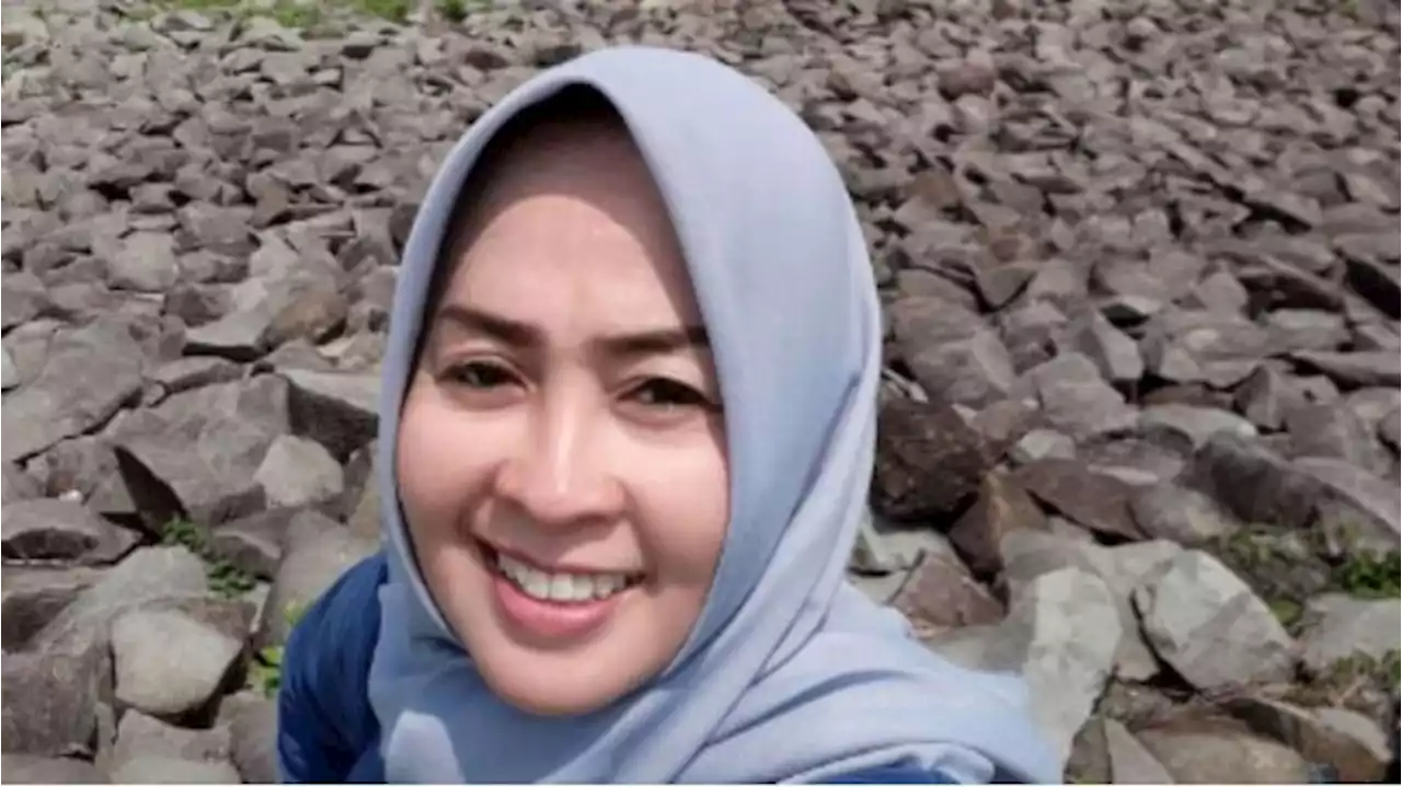 7 Potret Maryati Pemeran Munaroh di Sinetron Si Doel yang Makin Glowing