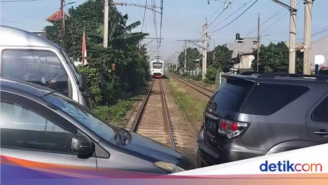 Ada KA Bandara Hendak Melintas Saat TransJ Mogok di Tengah Lintasan Kereta