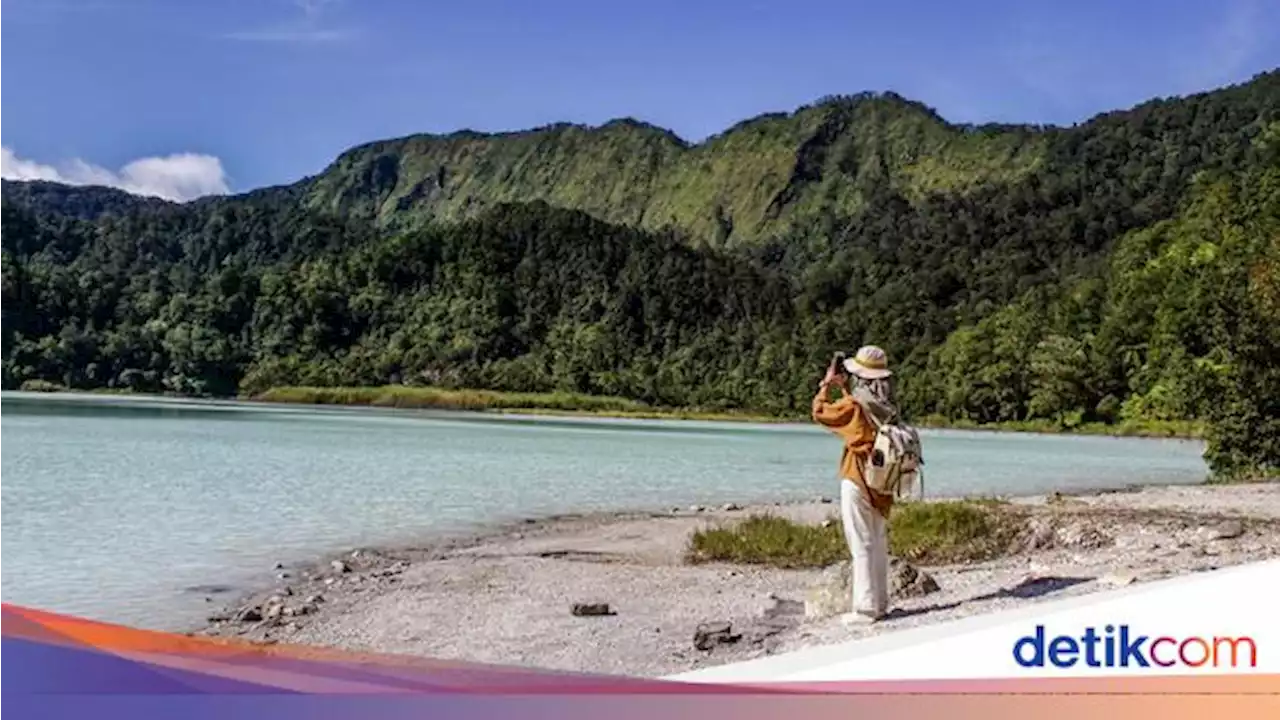 Kepincut Birunya Air di Talaga Bodas Garut