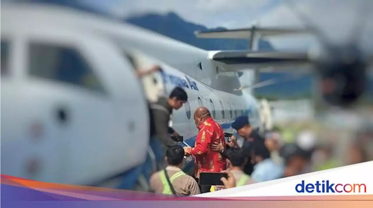 Potret Lukas Enembe Naik Pesawat Bukan Garuda yang Disorot Keluarga