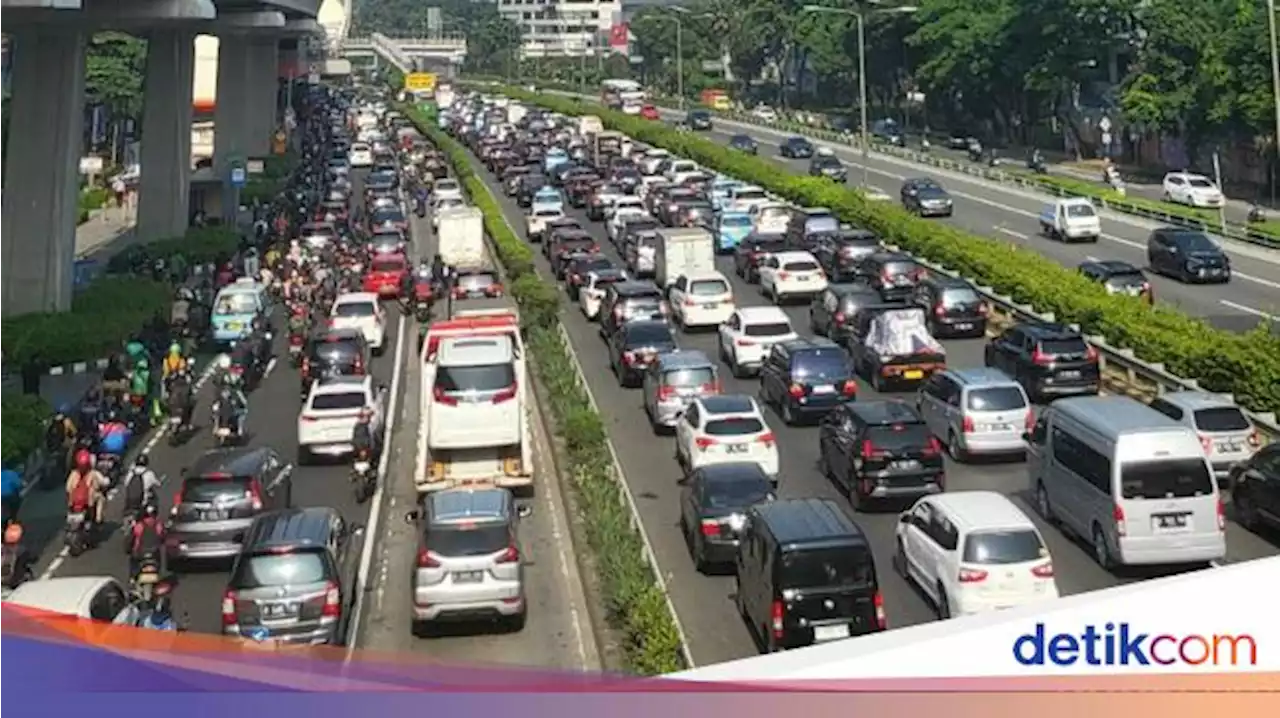 Potret Macet Parah dari Cawang hingga Kuningan Gegara Truk Kecelakaan