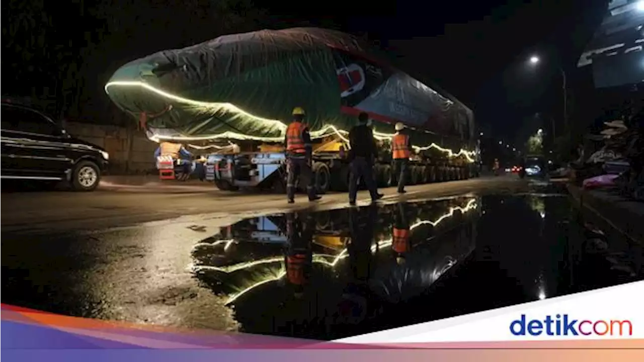 Potret Rangkaian Kereta Cepat 'Digendong' Truk, Meluncur ke Tegalluar