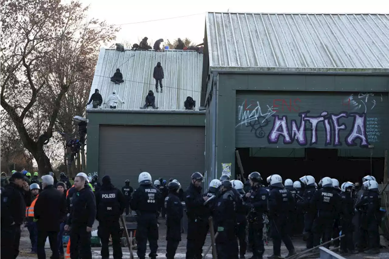 German police surround and crack down on camp of anti-coal protesters