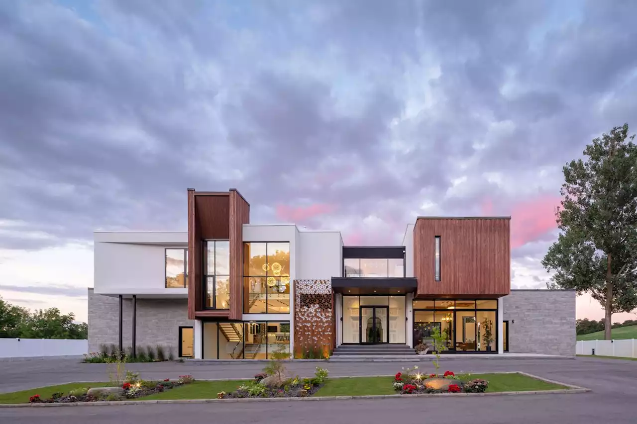 Courtyard home of vibrant textures