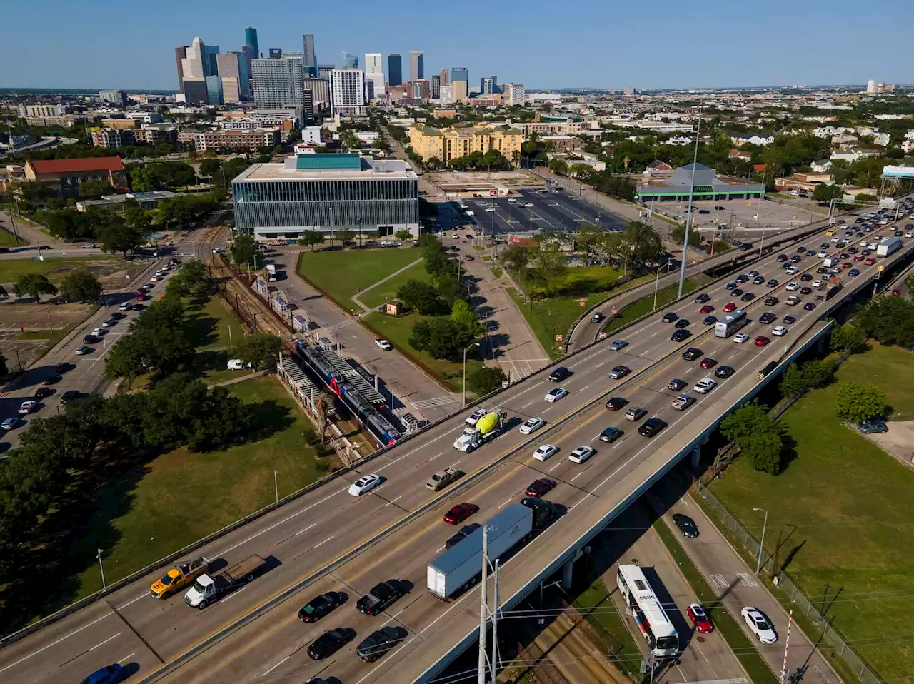 TxDOT has deal to rebuild I-45, but many details must be worked out before lifting a shovel