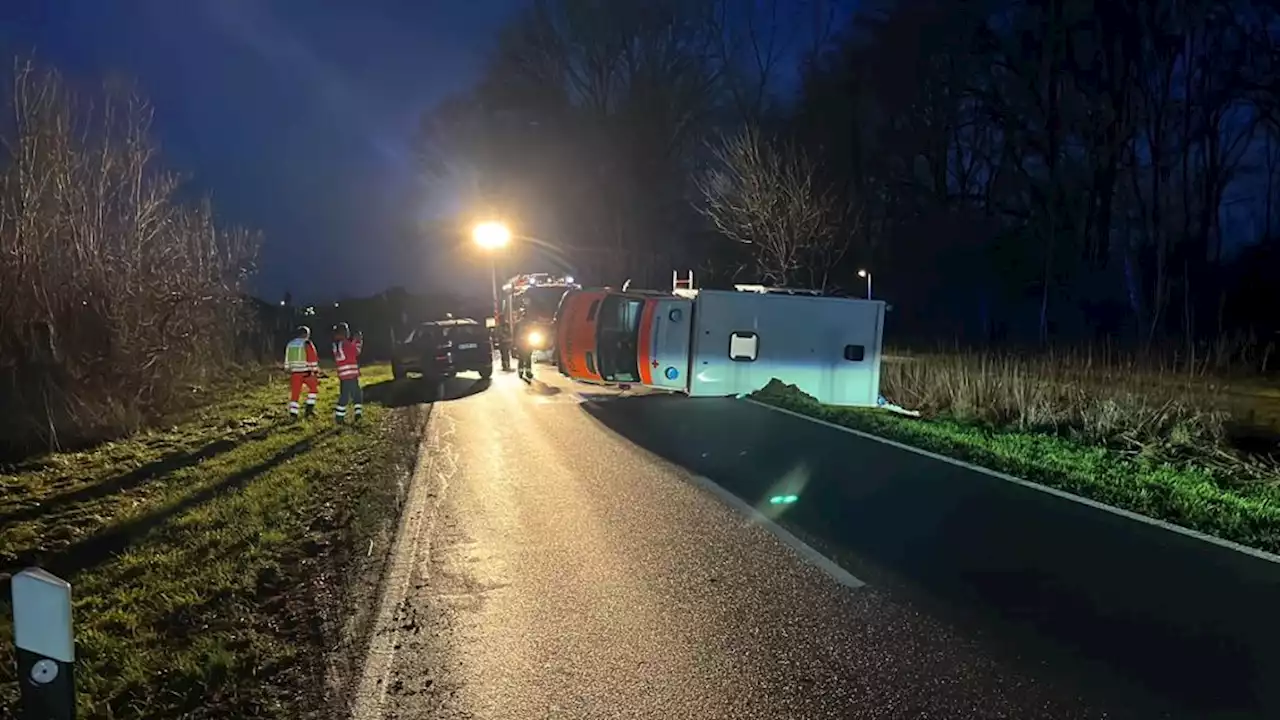 Auf der Straße umgekippt: Verletzte bei Unfall mit Krankenwagen in Neustadt - idowa