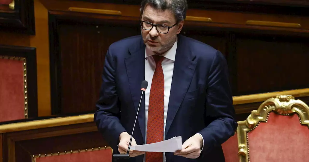 Il governo modifica il decreto carburanti. Giorgetti: 'Giù le accise se il prezzo sale'