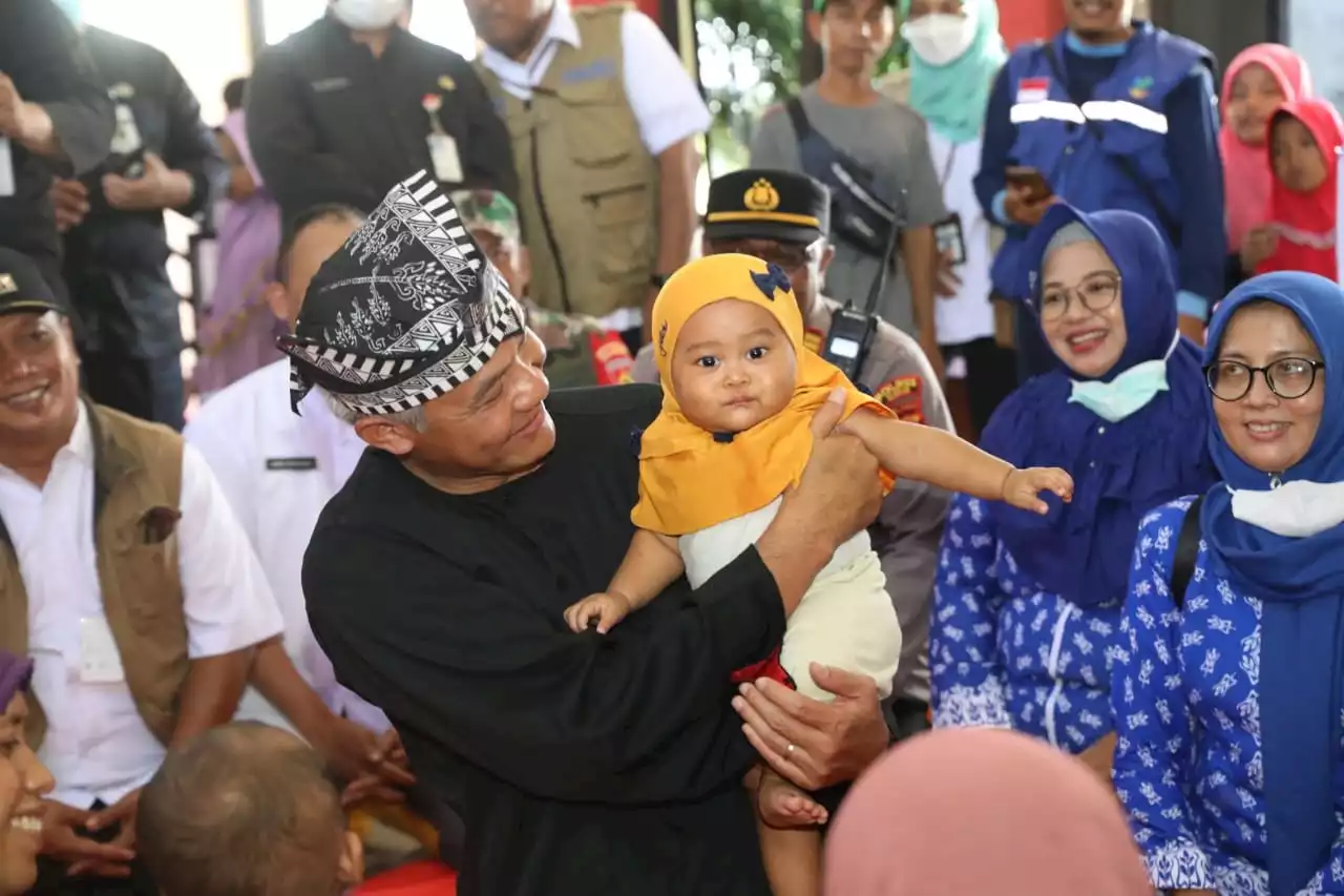 Tinjau Banjir Kudus, Ganjar Bagikan Mainan, Anak-anak Senang