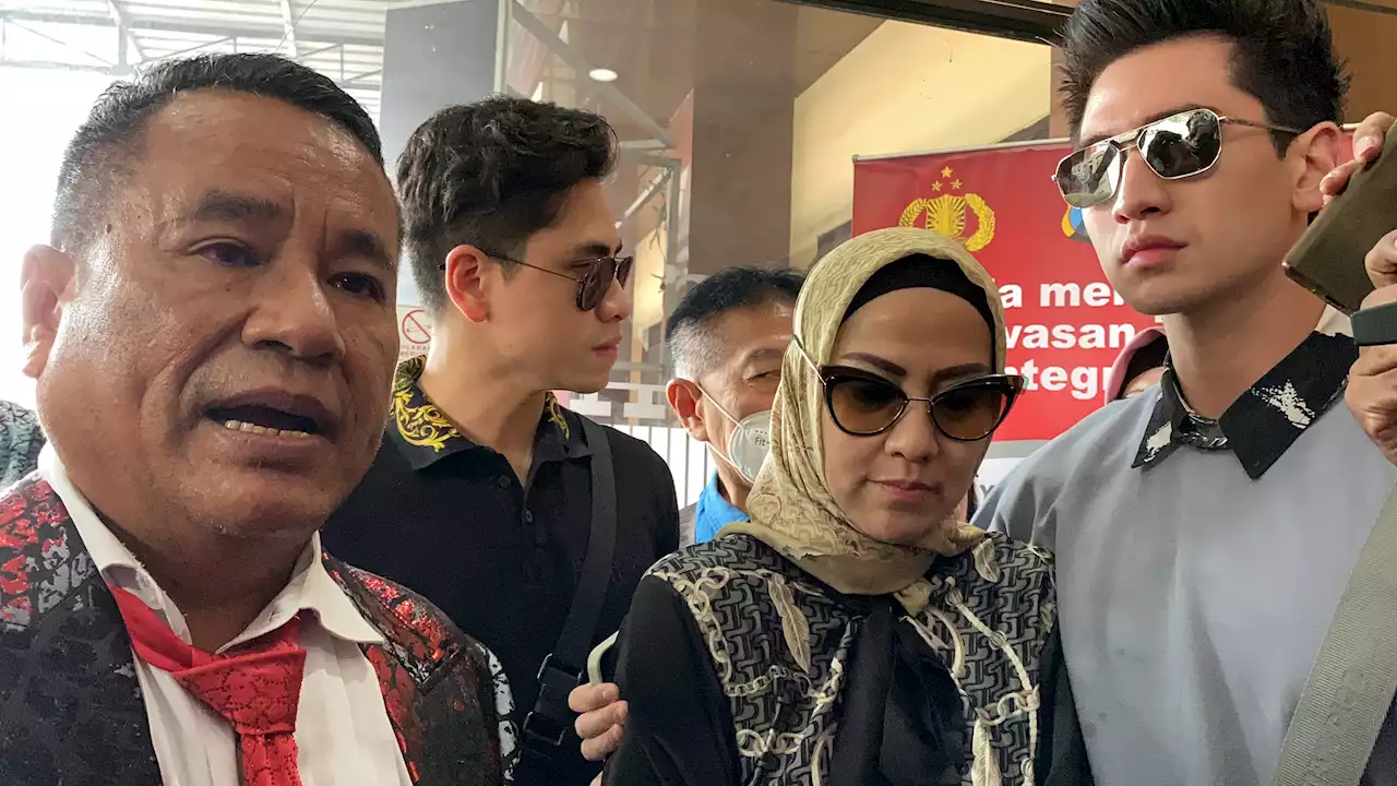 Venna Melinda Didampingi Hotman Paris dan 2 Anaknya di Polda Jatim