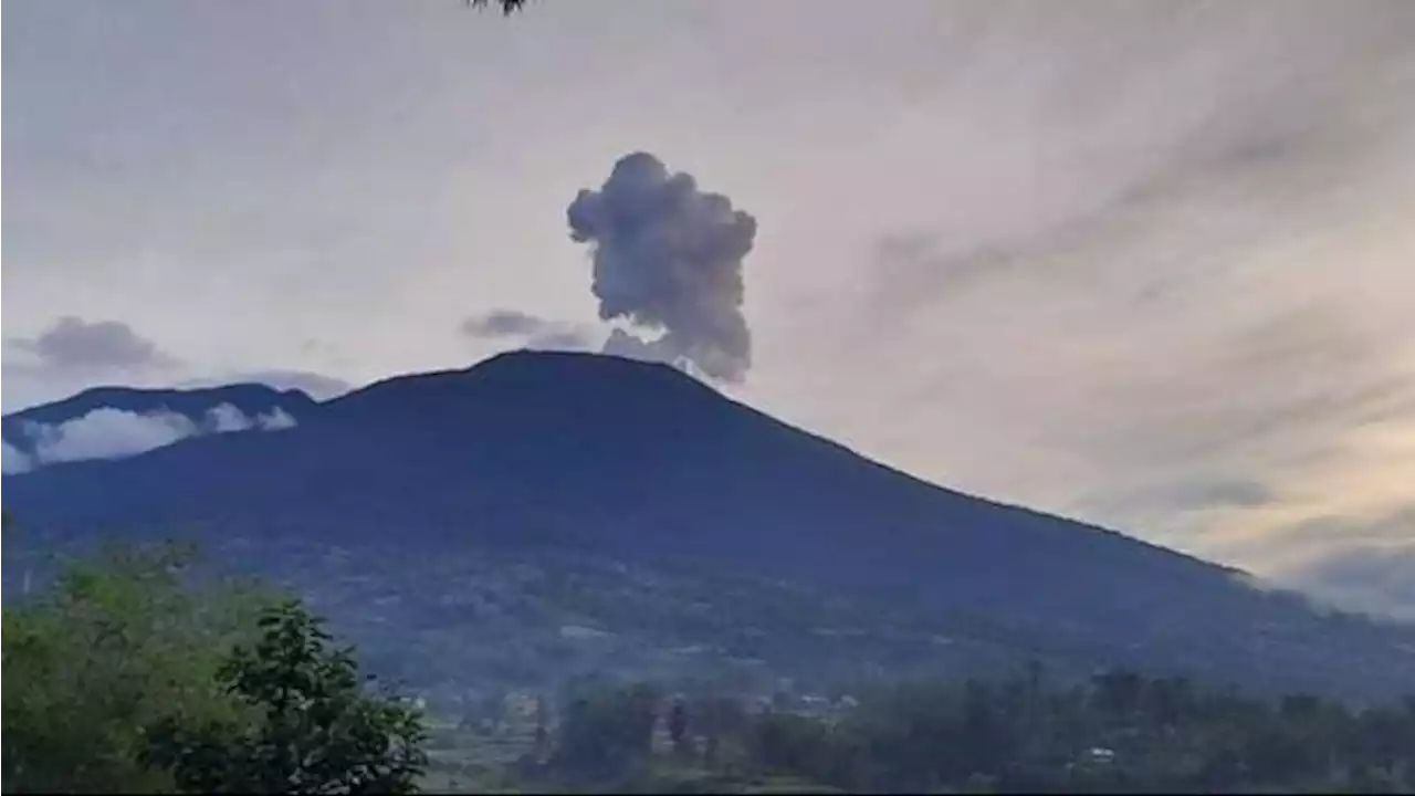 Kembali Erupsi, Gunung Marapi Sumbar Lontarkan Abu Vulkanik Setinggi 1 Km