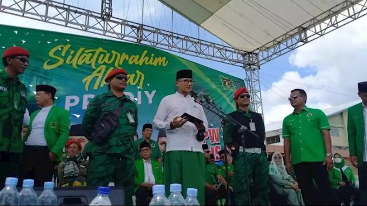 Sarung Hijau Sandiaga Uno dan Buku Inspirasi Buat Prabowo