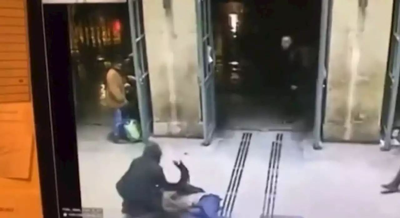 Assalto alla stazione di Parigi, la furia dell'assalitore nei video di sorveglianza: le immagini choc