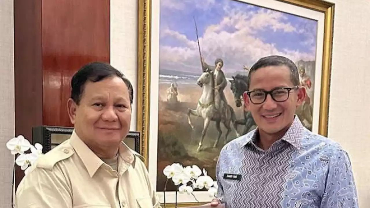 Bertemu Prabowo, Sandiaga Beri Buku Catatan Tentang Perjalanan Pilpres 2019