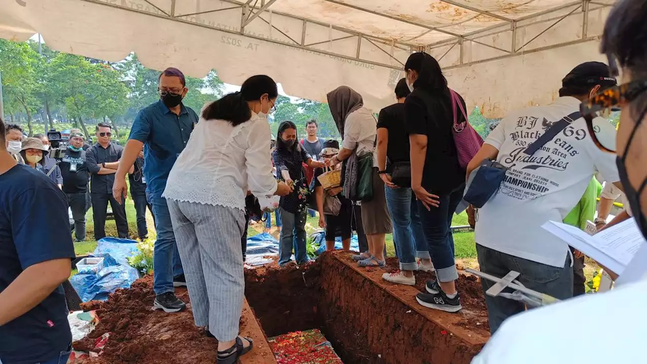 Isak Tangis Warnai Pemakaman Korban Mutilasi Angela Hindriati