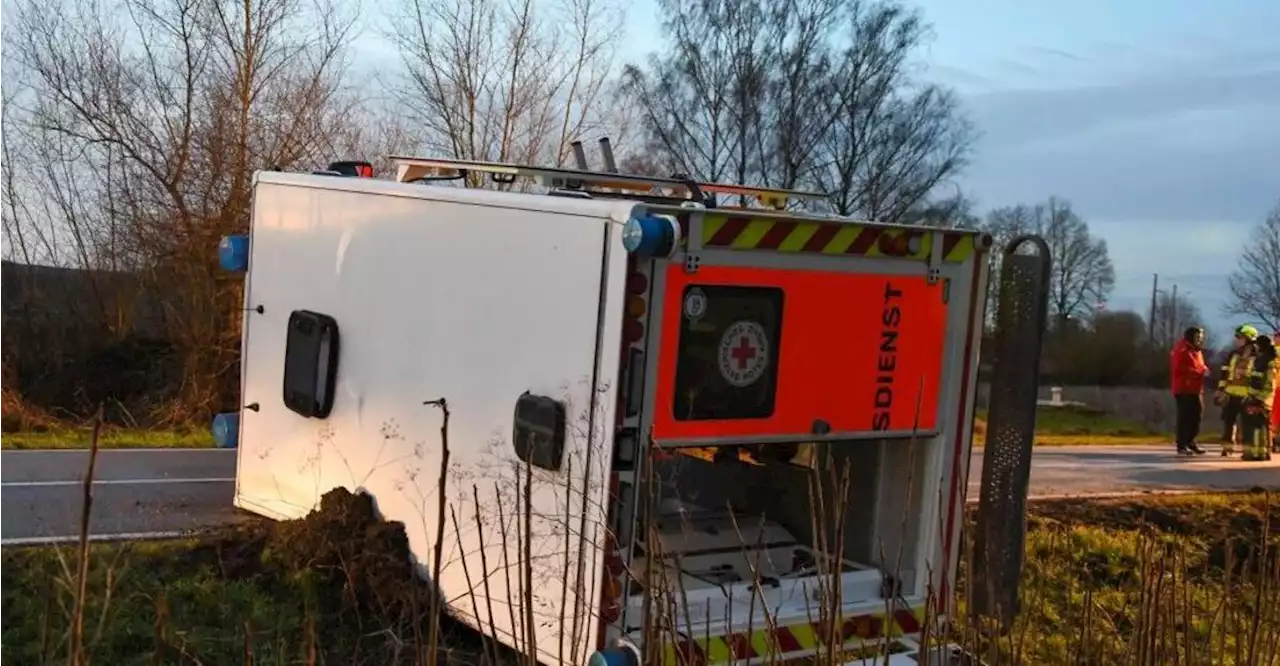 Rettungswagen verunglückt auf Einsatzfahrt — mit Patient im Wagen