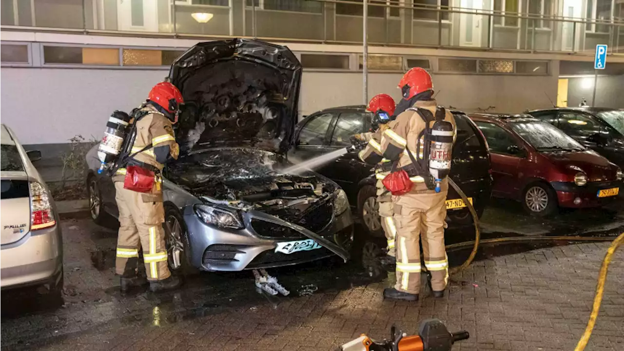 Brand in auto en taxi voor flat Uithoorn lijkt gerichte actie, bevestigt politie