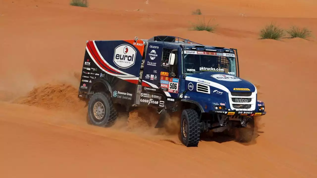 Trucker Van den Brink wint etappe in Dakar Rally en zit Van Kasteren op de hielen