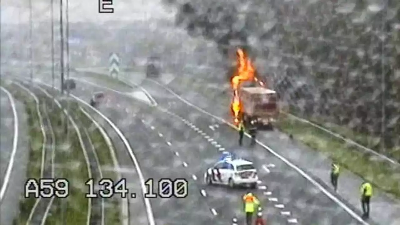 Vrachtwagen vat vlam op A59, weg dicht door brandbare vloeistof