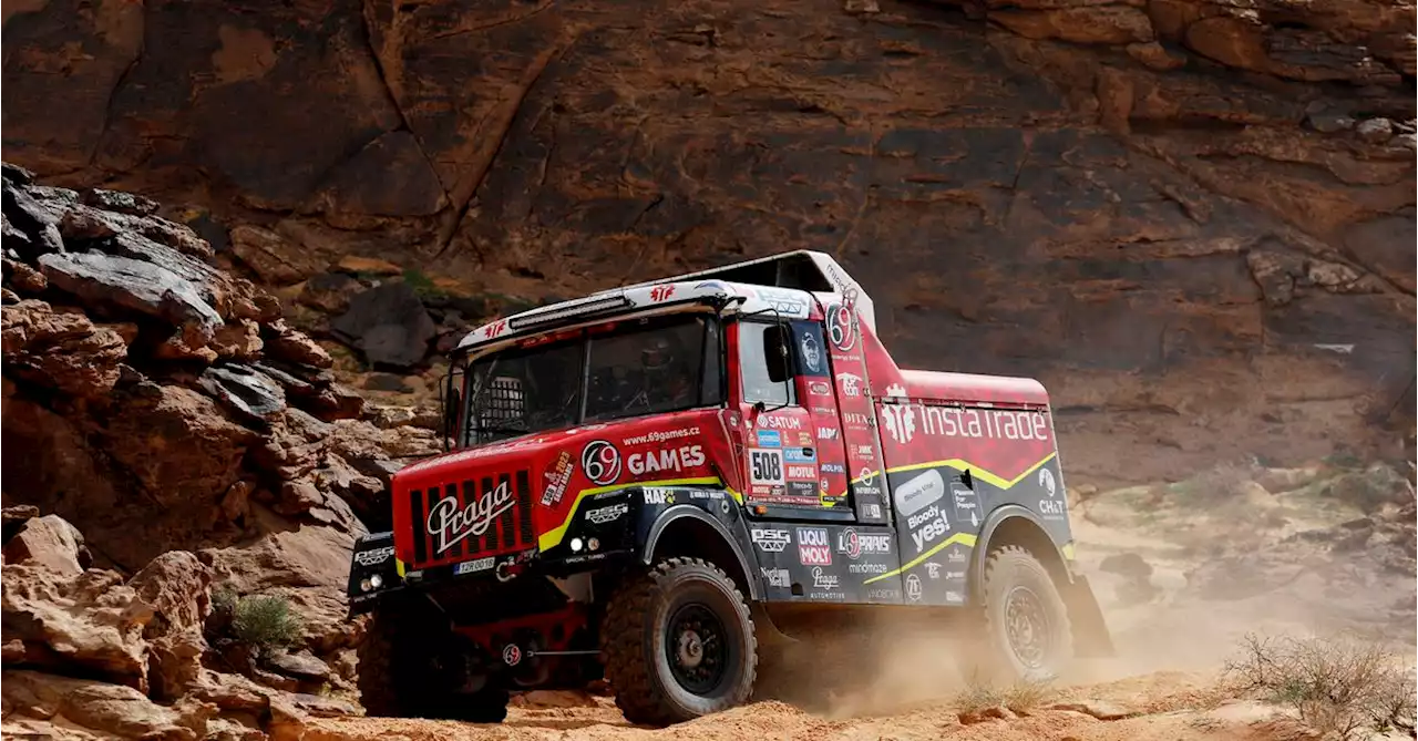 Truck leader withdraws from Dakar after death of spectator