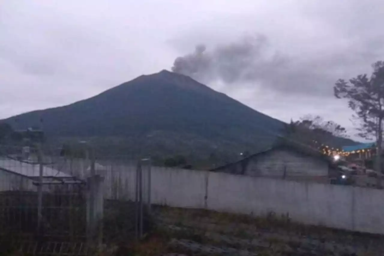 Gunung Kerinci Erupsi Selama 13 Menit, Muntahkan Abu Tebal Setinggi 600 Meter