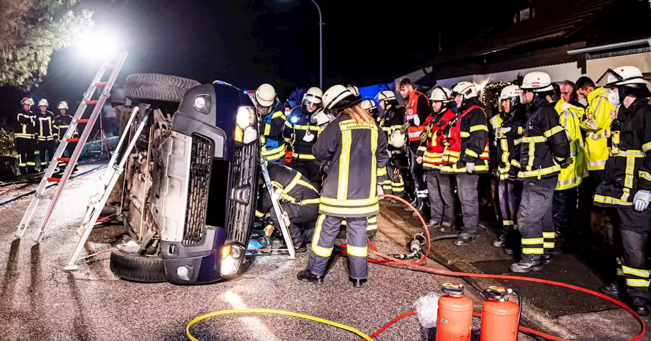 Polizei und Feuerwehr im Einsatz: Unfall bei Überherrn – Auto kippt, verletzter Fahrer eingeklemmt