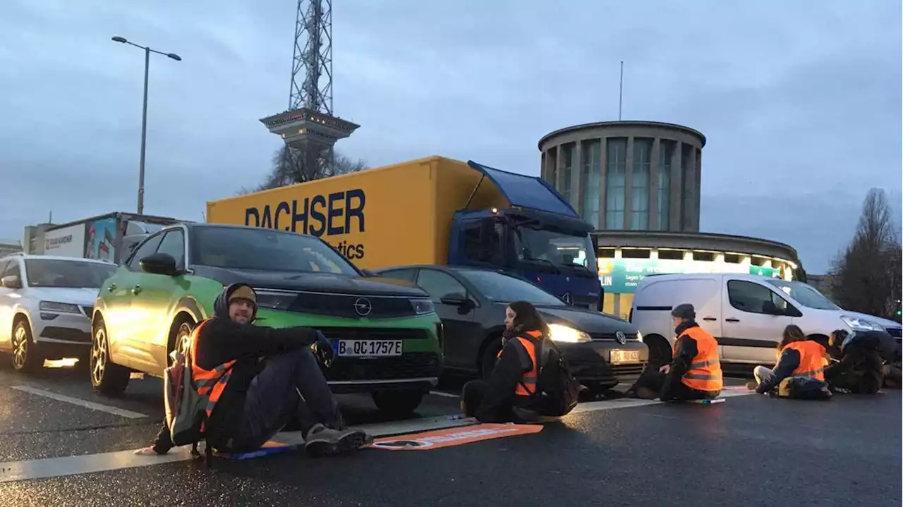 Auto schiebt Demonstranten vor sich her: Polizei beendet Blockadeaktionen der „Letzten Generation“ in Berlin