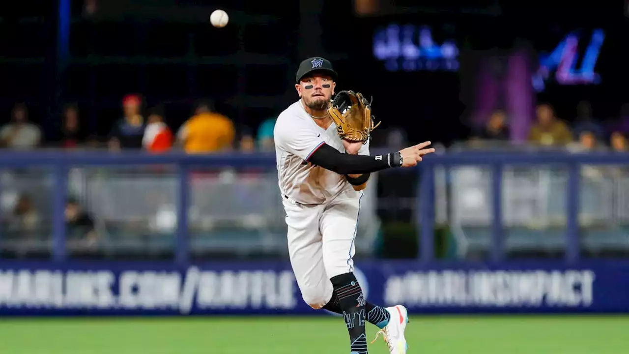 Marlins trade longtime shortstop Miguel Rojas back to Dodgers for prospect Jacob Amaya