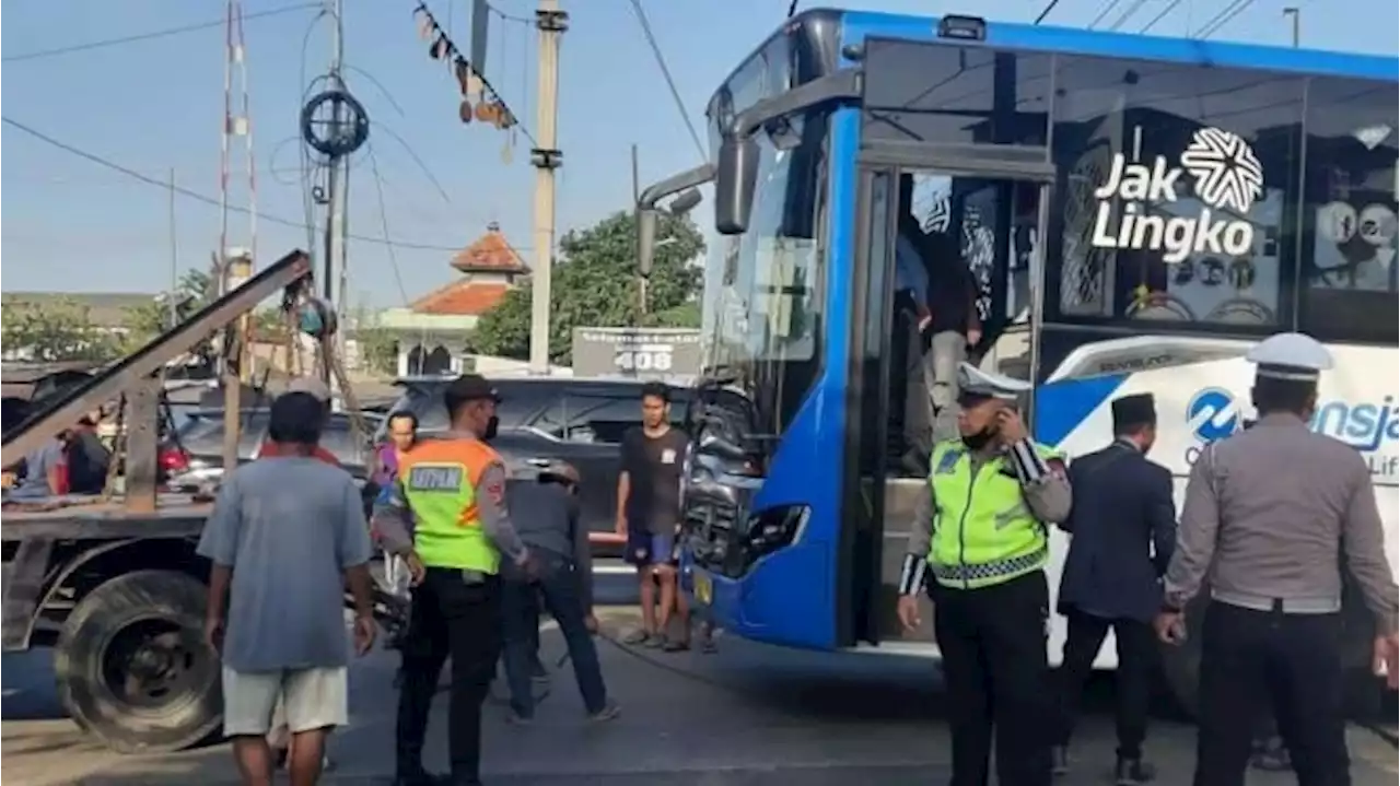 Bus Transjakarta Mogok di Perlintasan KA Kebon Jeruk, Perjalanan KRL Sempat Terganggu