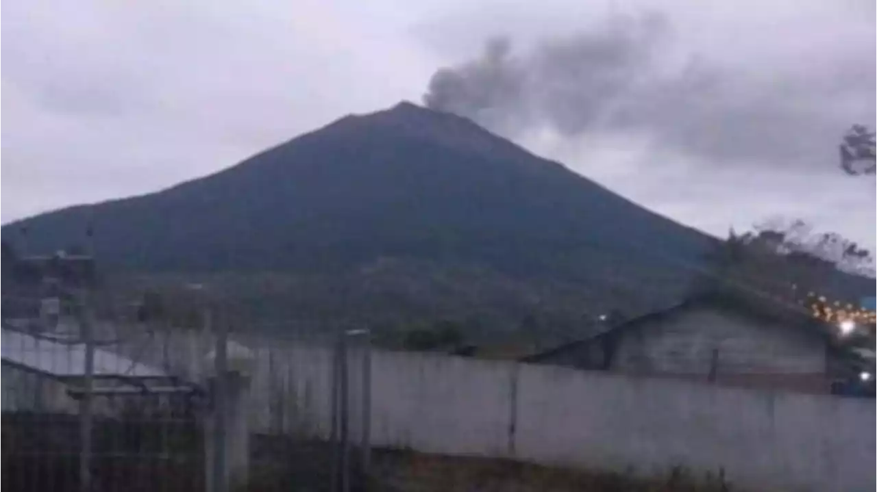 Gunung Kerinci Kembali Erupsi Hari Ini, Tinggi Kolom Abu Capai 600 Meter