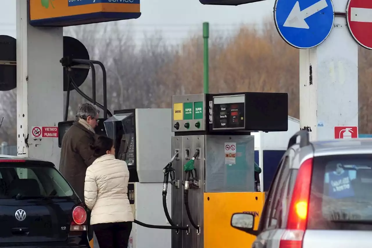 Caro carburante, oggi governo incontra sindacati su prezzo benzina