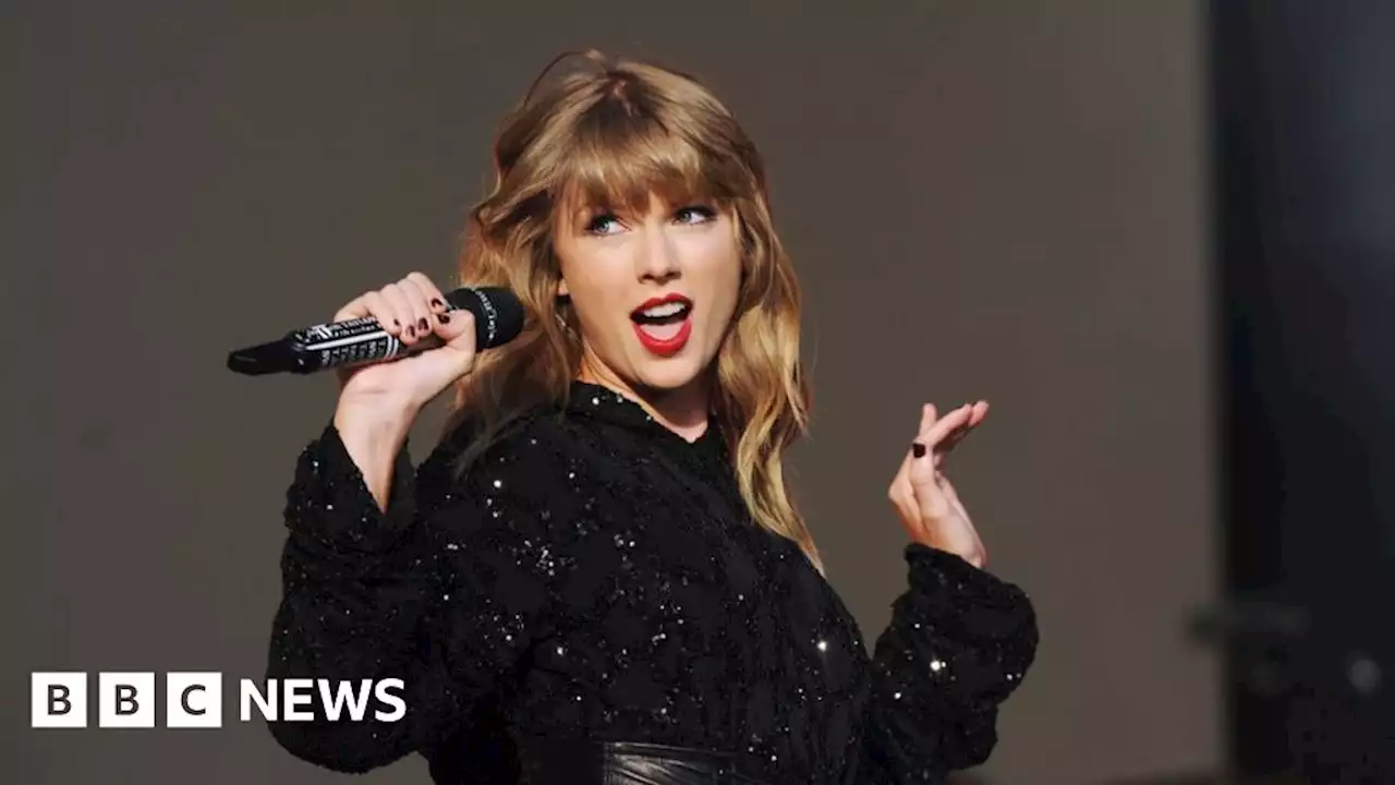 Taylor Swift: Singer shocks fans at The 1975's London gig