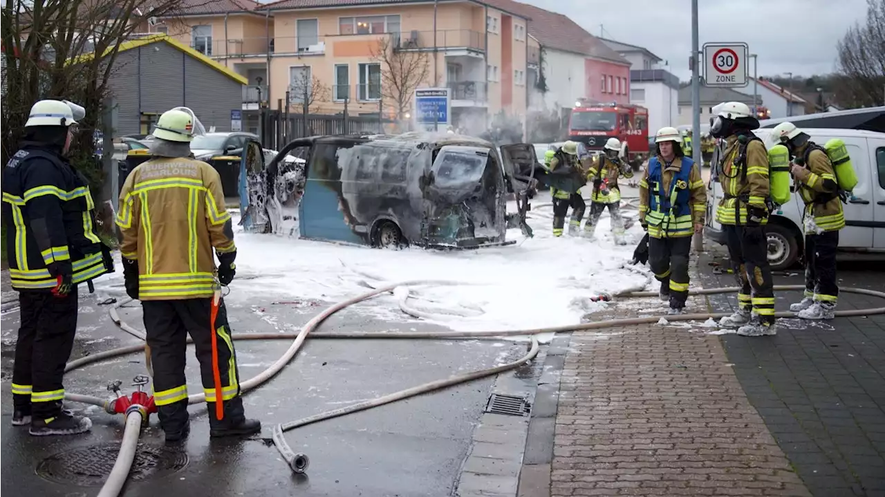 Schüsse, Verletzte und Feuer bei Überfall auf Geldtransporter