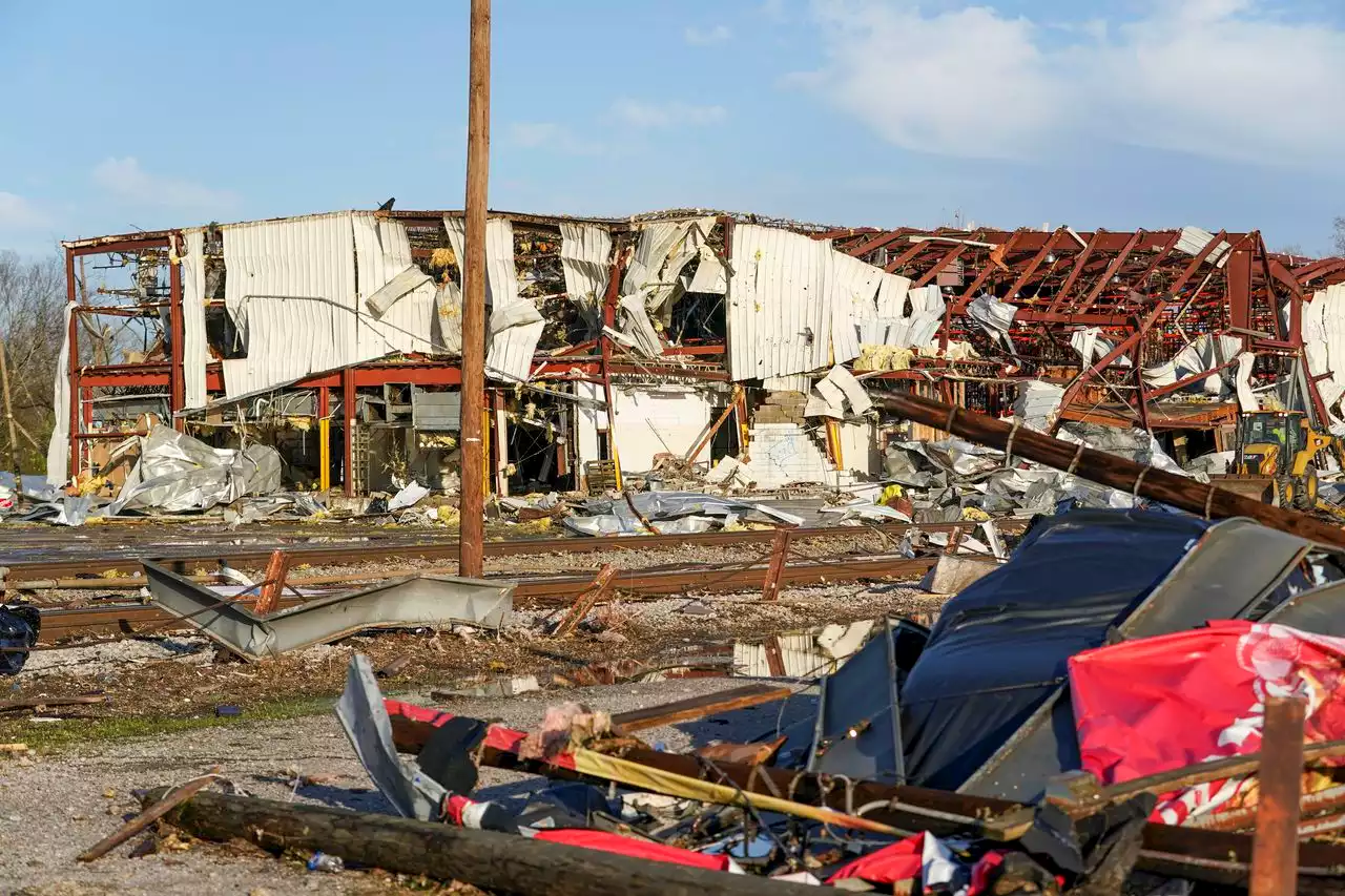 Tornadoes tear through south, killing at least 7 people