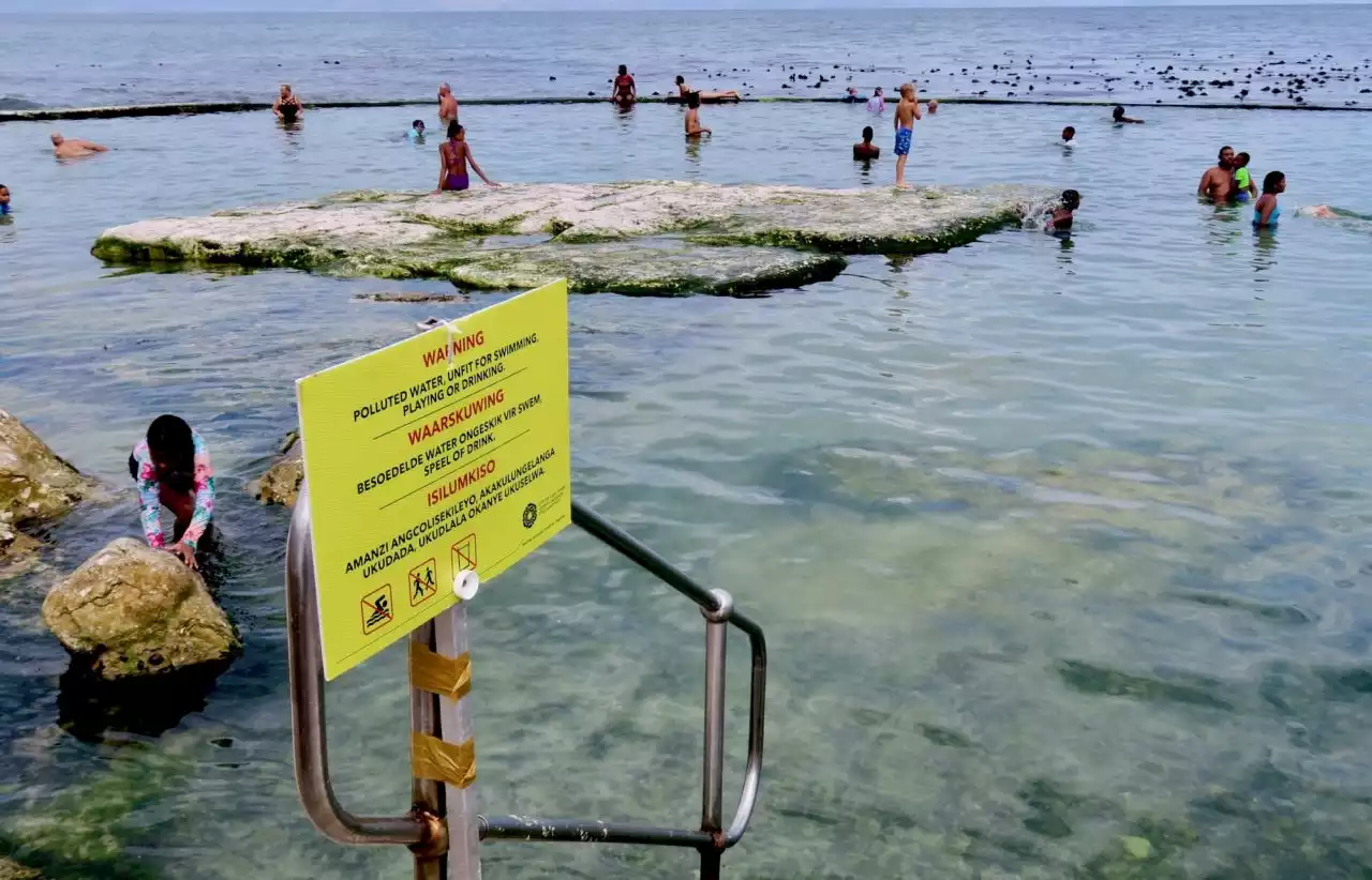 GROUNDUP: Some beachgoers undeterred by health warnings as Cape Town blames rolling blackouts for sewage spills