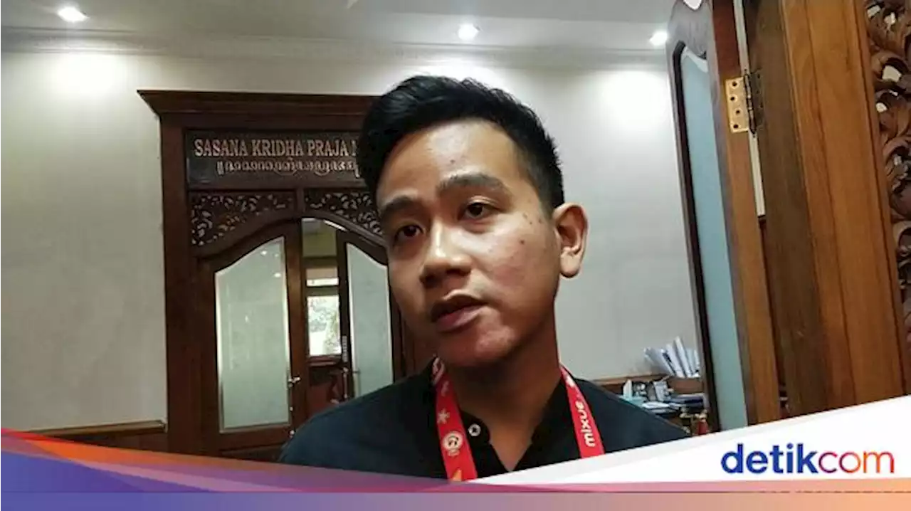 Gaya Kocak Gibran Rakabuming Pakai Kalung Botol Mixue, Bikin Salfok