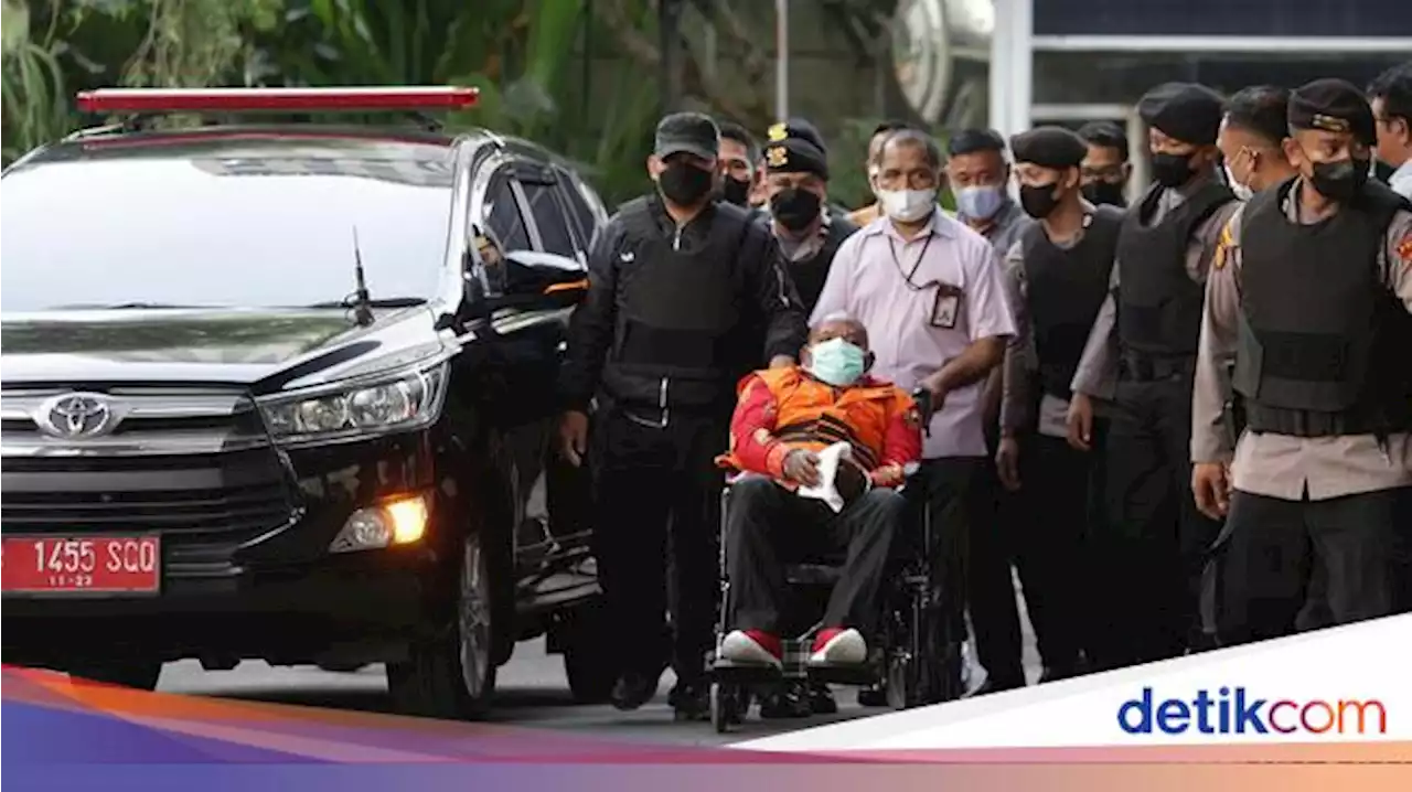 Keluarga Protes Lukas Enembe Tak Naik Garuda, KPK Merespons