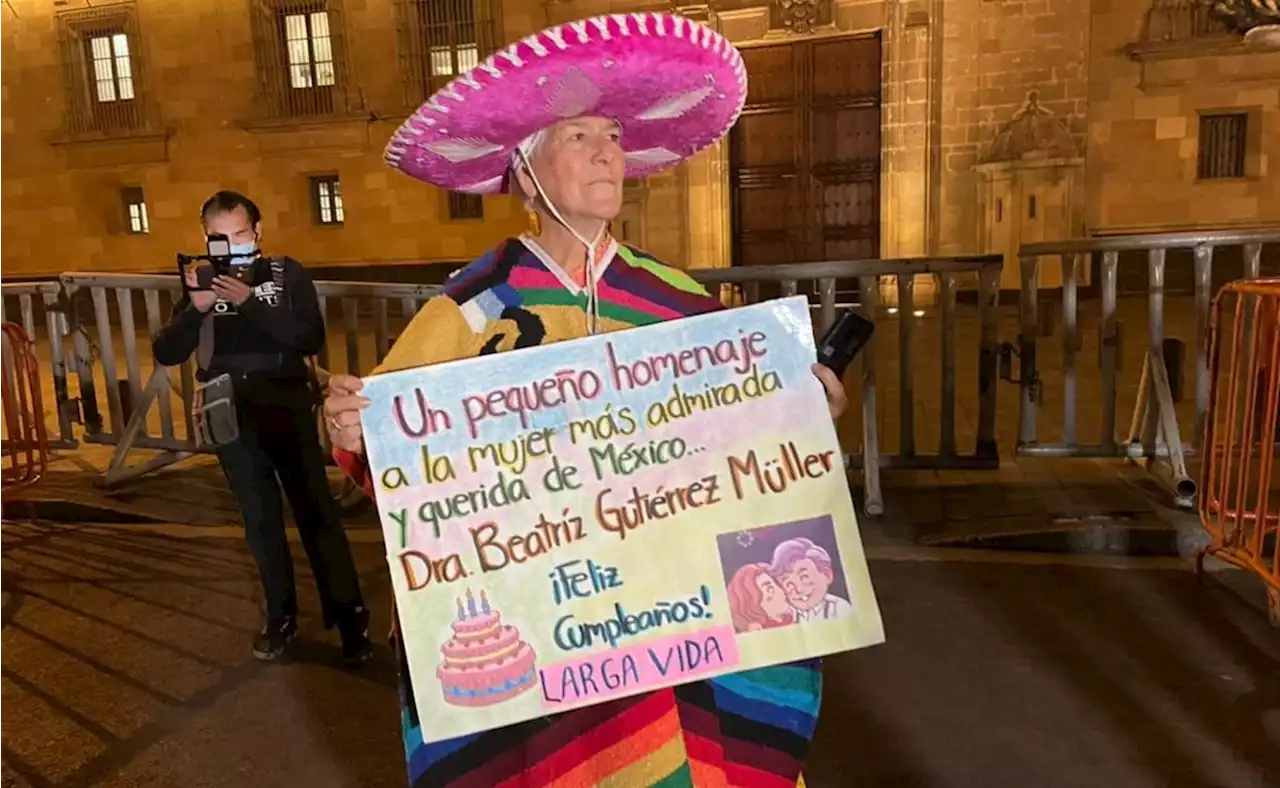 Llevan mariachi a Beatriz Gutiérrez Müller por su cumpleaños; ella agradece desde un balcón de Palacio Nacional