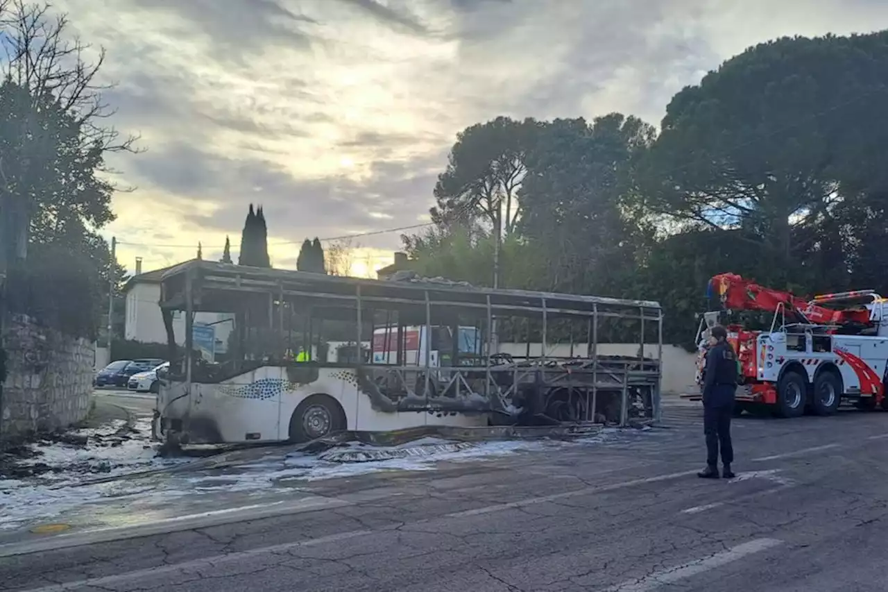 Un bus ravagé par les flammes à Nîmes, les dix collégiens à bord indemnes