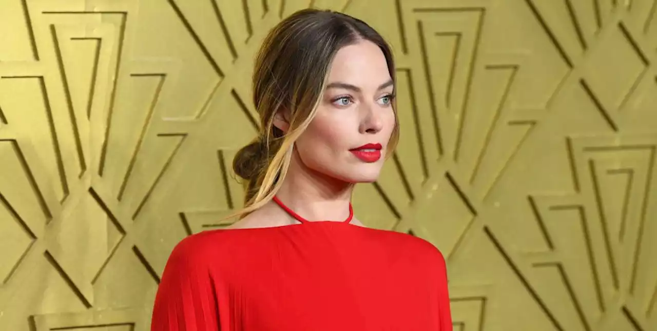 Margot Robbie Is Striking in a Backless Red Gown at the U.K. Premiere of 'Babylon'