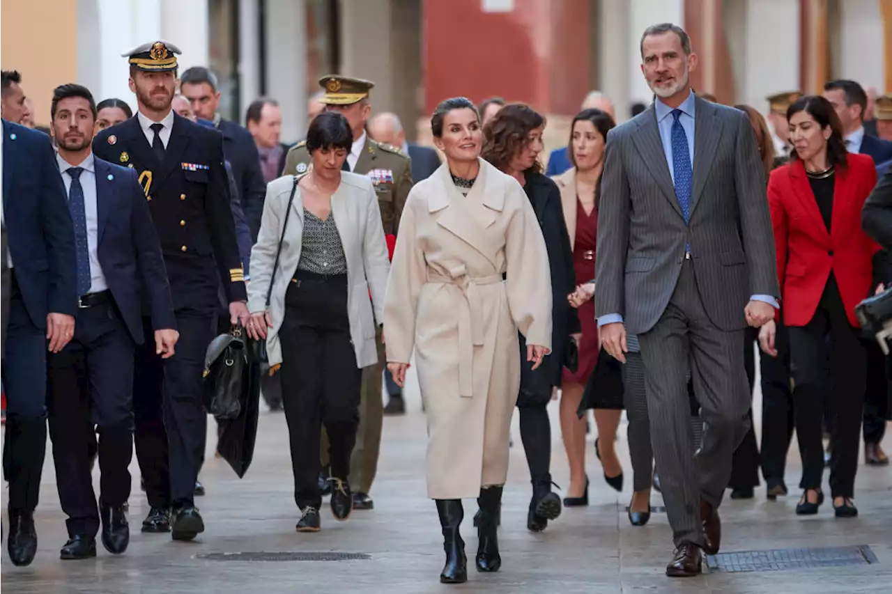 Letizia di Spagna e il cappotto panna over da copiare - iO Donna