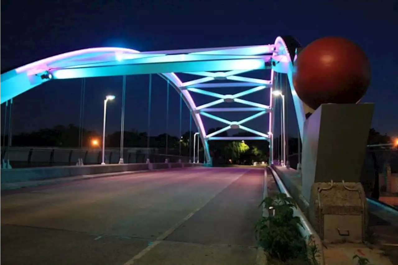 ASK 2: Why do the lights on the Montrose Bridge appear to be off?