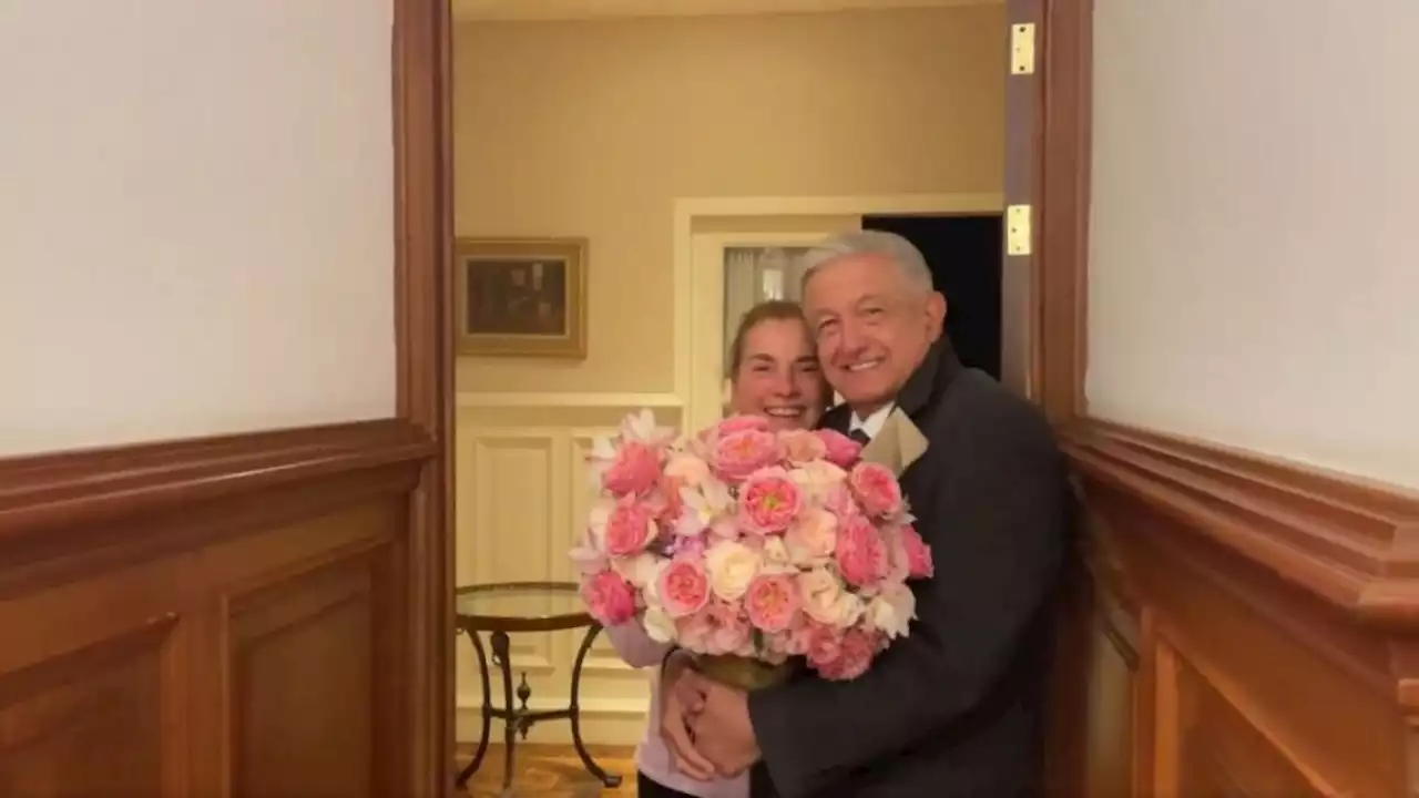 AMLO sorprende a Beatriz Gutiérrez Müller con ramo de rosas por su cumpleaños