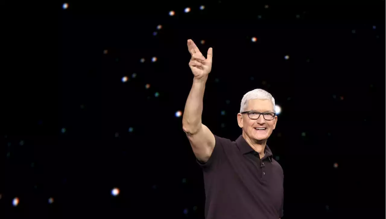 Apple, Tim Cook si taglia lo stipendio del 40%