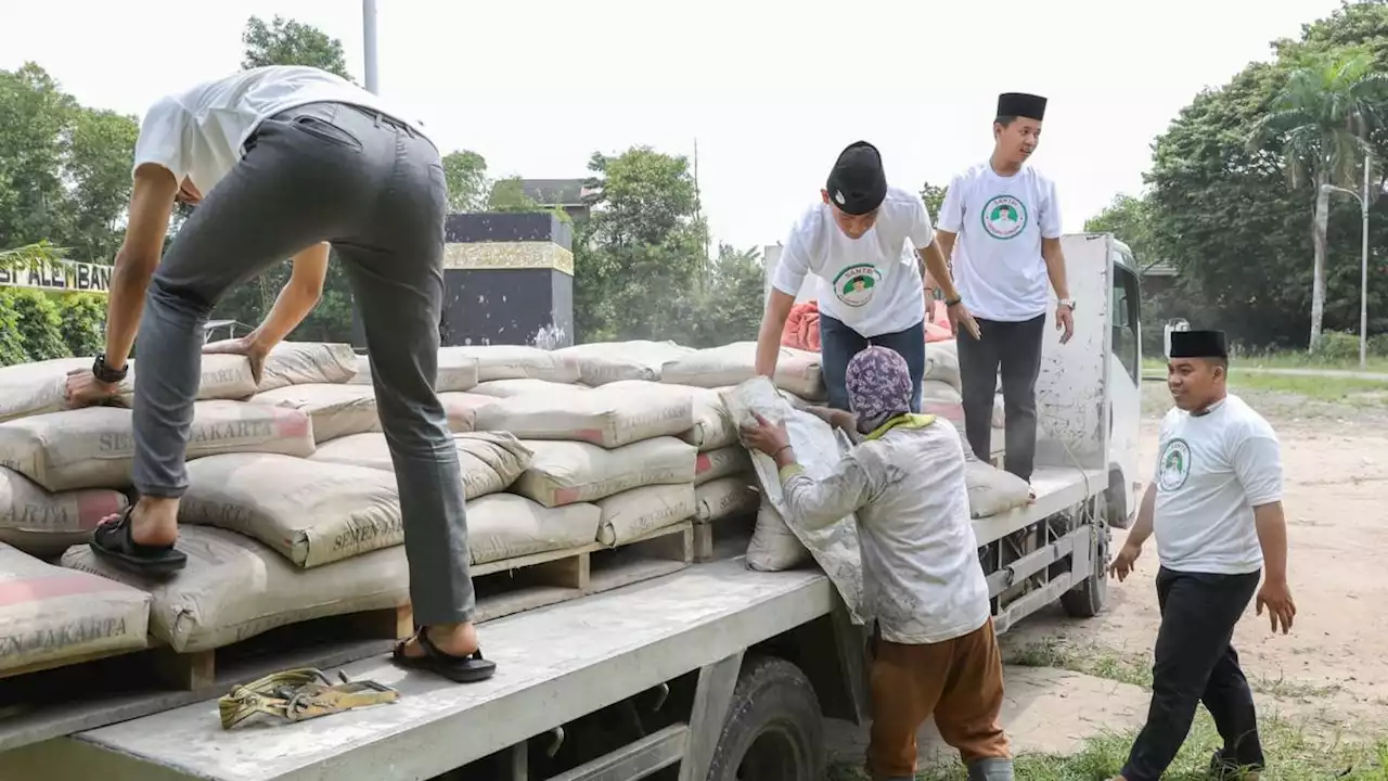 Relawan Santri Dukung Ganjar Salurkan Material Bangunan Guna Pengembangan Pesantren