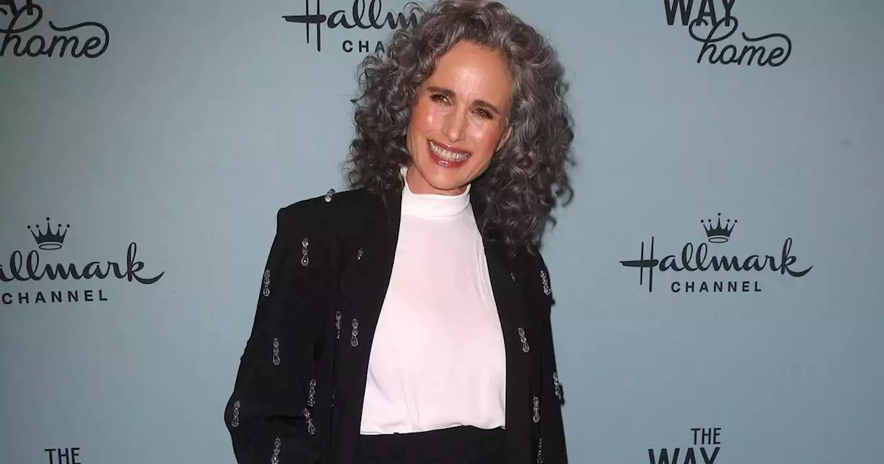 Boucles argentées et smoking perlé, l'accord parfait d'Andie MacDowell à New York