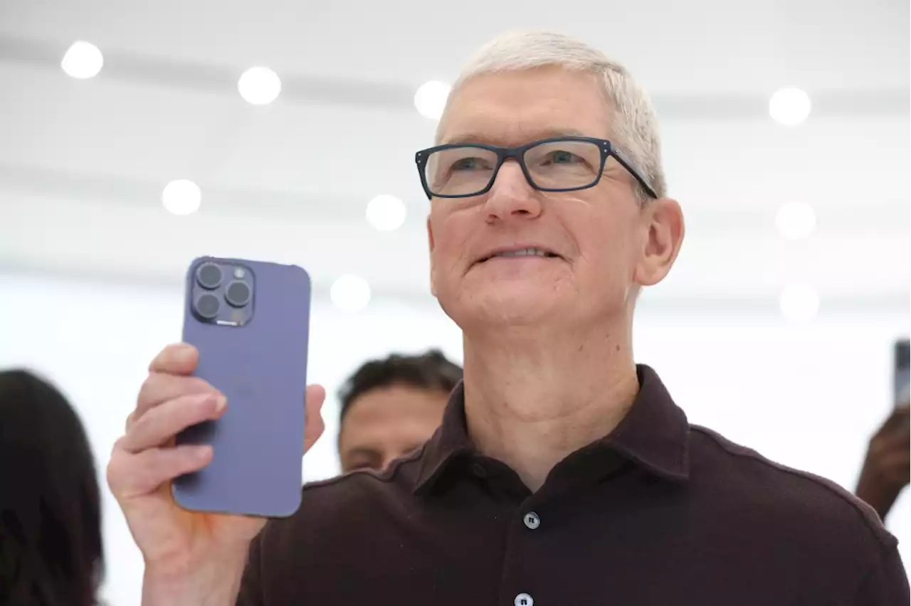 Apple CEO Tim Cook agrees to a massive pay cut