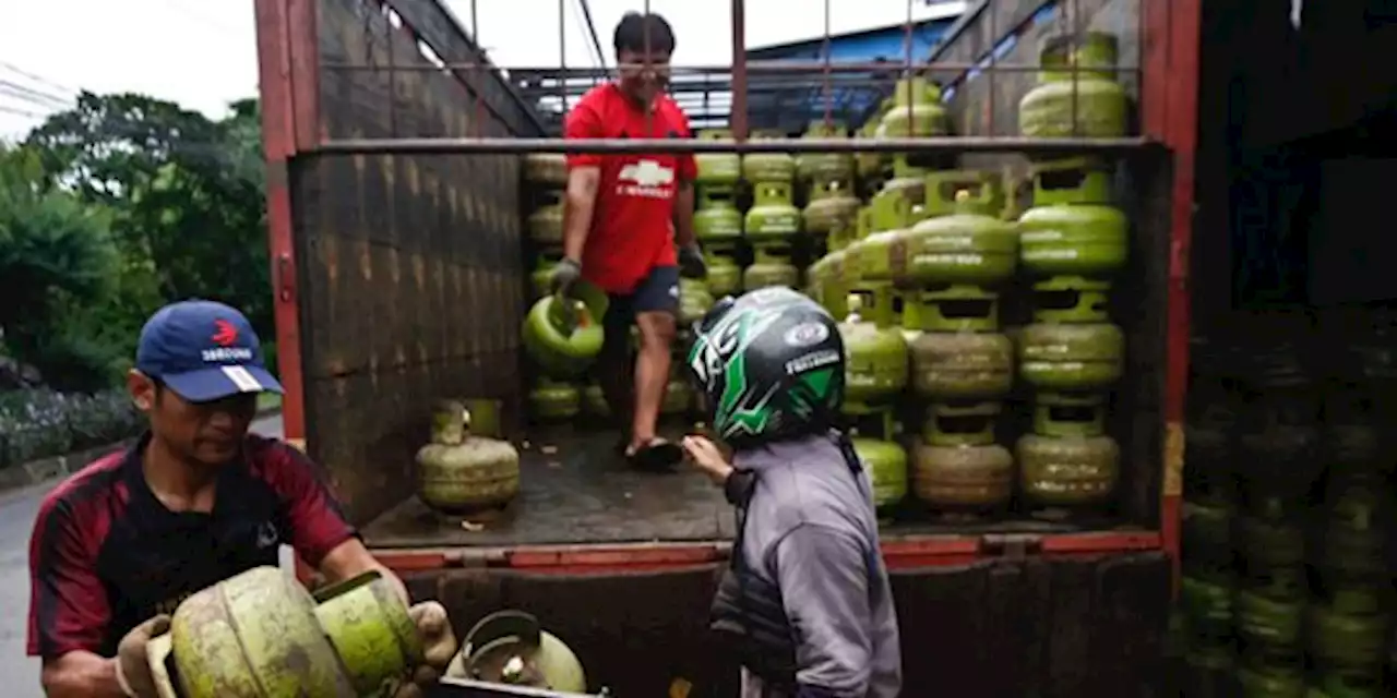 Ibu-Ibu Mulai Resah LPG 3 Kg Tak Dijual di Warung Kecil | merdeka.com