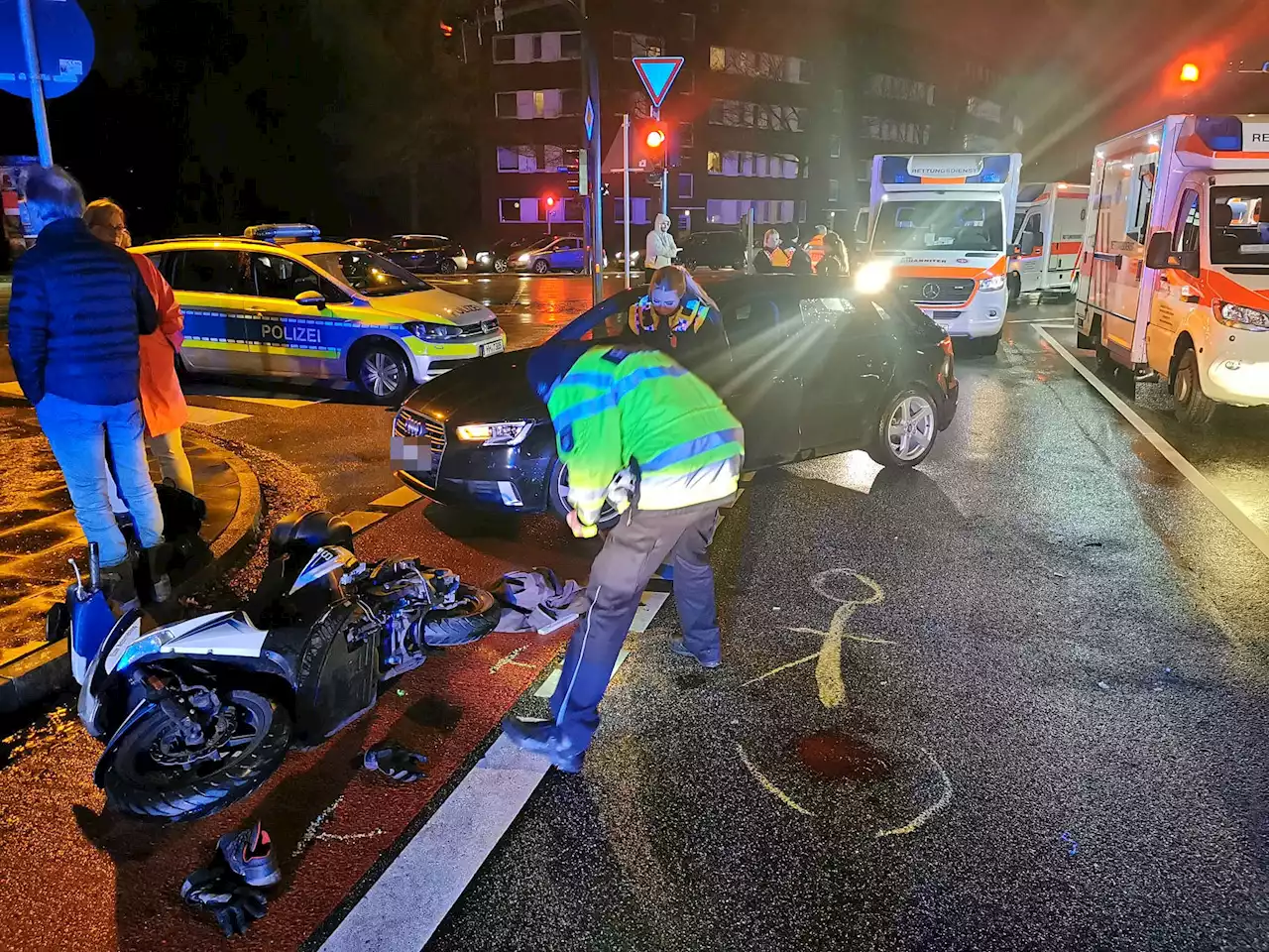 Unfall an Hamburger Kreuzung: Motorrad-Fahrer schwer verletzt